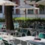 Außenbereich eines Café nahe Karlsplatz Wien mit schattigem Gastgarten im Resselpark – ruhige Parklage für Kaffee, Wiener Küche und entspannte Stunden im 4. Bezirk.
