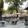 Café im Resselpark Wien 1040 mit großzügigem Gastgarten und Blick ins Grüne – ideal für Kaffeehaus-Besuche oder Mittagessen.