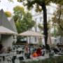 Gastgarten vom Café-Restaurant Resselpark nahe Karlsplatz Wien – entspannte Atmosphäre für Kaffee, Wiener Küche und Mittagspause im Herzen von Wien 1040.