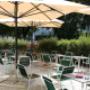 Gastgarten vom Café-Restaurants im Resselpark in der Nähe vom Karlsplatz Wien mit Sitzplätzen im Grünen – beliebter Ort für Kaffeehaus-Atmosphäre, Mittagspause oder entspanntes Essen nahe der Karlskirche.