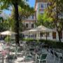 Belebter Gastgarten im Resselpark Wien nahe Karlsplatz – Café und Restaurant mit Parkatmosphäre, geeignet für Mittagspause, Kaffeehaus-Besuche und Wiener Küche.