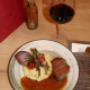 Fleischgericht mit Kartoffelpüree, Gemüse und Sauce im Café-Restaurant Resselpark Wien – klassisch angerichtet und serviert in gemütlicher Innenatmosphäre, ideal für Liebhaber der Wiener Küche.