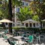 Restaurant im Resselpark Wien mit Außenbereich und Parkblick – beliebtes Kaffeehaus nahe Karlsplatz für Mittagessen und klassische Wiener Küche.