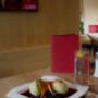 Knödelgericht mit dunkler Sauce im Café-Restaurant nahe Karlsplatz Wien – traditionell angerichtet, passend zur Wiener Küche und ruhigen Restaurantatmosphäre.