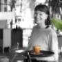Von Salzburger Nockerl zur Sachertorte: Evelyn bringt gute Laune ins Ponykarussell und sagt dem Wiener Grant charmant den Kampf an. Sie liebt gutes Essen, Yoga und frische Luft – und findet im Prater die perfekte Mischung aus Genuss und Bewegung.