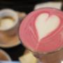 Pink Latte mit Herz-Latte-Art im Ponykarussell Wien. Beliebtes Heißgetränk für Café-Genuss, Frühstück und süße Pausen im Wiener Prater.