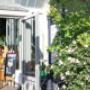 Außenansicht des Ponykarussells im Wiener Prater. Das Café bietet Frühstück, Brunch und Kaffee in historischer Umgebung.