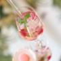 Erfrischender Beerenspritz mit Beeren, Minze und Eis im Glas. Sommerliches Getränk im Ponykarussell Wien, ideal für den Gastgarten im Wiener Prater.