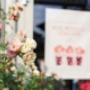 Blühende Rosen vor dem Ponykarussell im Wiener Prater. Das Café ist bekannt für Frühstück, Brunch und hausgemachte Patisserie in einem besonderen, grünen Ambiente.