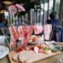 Frühstücksplatte mit Prosciutto, Speck, Brot und Beilagen im Ponykarussell Wien. Perfekt für Brunch, Frühstück und genussvolle Momente im Wiener Prater.