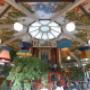 Blick auf den zentralen Innenraum mit der markanten Orgel, hohen Decken und stilvoller Einrichtung im Ponykarussell Café und Restaurant im Prater Wien.