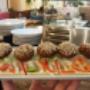 Frisch zubereitete Falafel Spezialitäten auf cremigem, hausgemachtem Hummus im Babylon 1030. Orientalisches Essen mit Sesamkruste, frischem Gemüse und orientalischem Flair – Halal Essen nach mesopotamischer Küche am Rennweg.