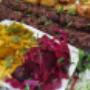 Gemischter Grillteller mit Kebab, Grill Spezialitäten, Ofenkartoffeln, gegrilltem Gemüse und frischen Salaten im Babylon 1030. Mesopotamische Küche und Halal Essen in 1030 Wien – perfekt für authentisch Essen gehen.