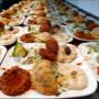 Mezze Teller im Babylon 1030 am Rennweg mit Falafel Spezialitäten, hausgemachtem Hummus, gefüllten Weinblättern und Taboulé Salat. Authentisches orientalisches Essen der traditionellen irakischen Küche – ideal für ein Abendessen im Orient-Stil.