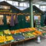 Außenansicht vom Obst & Gemüse Händler Alles Frisch in Baden bei Wien am Grünenmarkt - Brusattiplatz Marktstand 2/3