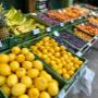 Frisches Obst wie Zitronen, Bananen, Ananas und Trauben bei Alles Frisch in Baden bei Wien. Große Auswahl an Früchten der Saison – ideal für Smoothies, gesunde Snacks und vitaminreiche Ernährung.