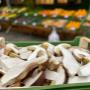Frische Steinpilze bei Alles Frisch am Grünen Markt Brusattiplatz in Baden bei Wien. Regionales Obst und Gemüse mit Frischegarantie – saisonale Spezialitäten und gesunde Zutaten für Smoothies, Snacks und bewusste Ernährung.