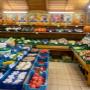 Innenansicht des regionalen Obst & Gemüse Händler Alles frisch in Baden bei Wien am Grünenmarkt.