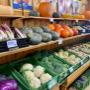 Frisches Gemüse wie Kürbis, Brokkoli und Blumenkohl bei Alles Frisch am Grünen Markt Brusattiplatz in Baden bei Wien. Regionales Obst und Gemüse mit Frischegarantie und saisonalen Spezialitäten.