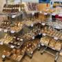 Hausgemachte Spezialitäten und Gebäck im Feinkostmarkt Alles Frisch in Baden bei Wien am Grünen Markt Brusattiplatz. Süße Spezialitäten und hochwertige Snacks für unterwegs aus dem regionalen Spezialitätenhändler.