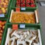 Frische Erdbeeren, Pfirsiche und regionale Früchte der Saison bei Alles Frisch in Baden bei Wien am Grünen Markt Brusattiplatz. Vitaminreiche Zutaten für Smoothies, gesunde Snacks und frisches Obst vom Spezialitätenhändler.