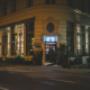 Der Eingang zu Ihrer Date Night in Wien: Genießen Sie asiatische Cocktails und pan-asiatische Küche nahe Naschmarkt. Perfekt für After Work im 1060 Bezirk oder ein stilvolles Abendessen mit asiatischen Fusionsgerichten.