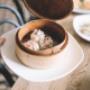 Frisch gedämpft: Erleben Sie Best Dim Sum in Vienna. Unser asiatisches Restaurant an der Linken Wienzeile serviert traditionelle Köstlichkeiten im Bambuskorb – perfekt für Fine Dining oder einen Late Night Snack.