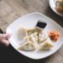 Handgemachte Dumplings nach Art der authentischen Sichuan Küche in Wien. Ein Highlight für Liebhaber der Sichuan Spezialitäten im 6. Bezirk – serviert mit traditionellen Dips in modernem Ambiente.