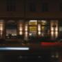 Exklusives asiatisches Fine Dining am Naschmarkt: Die beleuchtete Fassade an der Linken Wienzeile lädt zu Late Night Dinner und authentischer Sichuan Küche ein. Ein Top-Design-Restaurant in 1060 Wien für besondere Abende.
