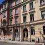 Außenansicht der RE Immobilienverwaltung GmbH in der Brockmanngasse 108 in Graz. Historisches Altbaugebäude mit repräsentativem Eingangsbereich im zentralen Grazer Stadtgebiet für professionelle Hausverwaltung und Immobilienmanagement.