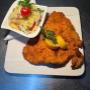 Genießen Sie ein knuspriges Karadjordje Schnitzel im Balkan Restaurant Kinng Grill in Wien – Ihre Adresse für authentische Balkanküche und Spezialitäten.