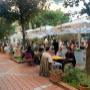 Der gemütliche Gastgarten von Vanillas Wien: Ihre Eisdiele mit Sitzplätzen für handgemachtes Eis, hausgemachte Limonaden, Cocktails und Spritzer in Wien.