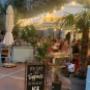Vanillas Wien am Abend: Das gemütliche Café mit Gastgarten bietet handgemachtes Eis, bequeme Sitzplätze im Freien und charmantes Wiener Café-Flair.