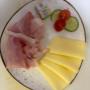 Kreatives Frühstück bei Vanillas Wien: Genießen Sie unseren herzhaften Frühstücksteller mit Schinken, Käse und Bio-Butter in unserem Café in Wien.