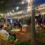 Gemütlicher Abend im Gastgarten von Vanillas Wien – Ihre Eisdiele mit Sitzplätzen in Wien für handgemachtes Eis, Cocktails und Spritzer.