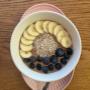 Gesundes und kreatives Frühstück im Café Vanillas Wien: Genießen Sie eine liebevoll angerichtete Frühstücks-Bowl mit Bananen und Heidelbeeren in Wien.