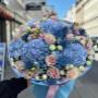 Exklusives Blumenarrangement vom Floristen Velvet Roses in Wien Leopoldstadt – prachtvoller Blumenstrauß mit Hortensien und frischen Rosen als ideales Geschenk.
