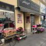 Außenansicht des Blumengeschäfts Velvet Roses in Wien Leopoldstadt – entdecken Sie exklusive Blumenarrangements und frische Rosen direkt an der Taborstraße.