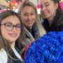 Herzliches Team vom Florist Velvet Roses in Wien mit einem exklusiven Arrangement aus blauen Rosen – Ihr Blumenladen in der Leopoldstadt für frische Blumen.