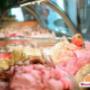 Bunte Eissorten in der Vitrine im Eissalon Gelateria Di Jimmy in 1150 Wien – frisches Eis aus eigener Herstellung für Ihren perfekten Eisbecher.