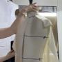 Einblick in das Atelier des Slow Fashion Labels guc.official in Wien: Kreative Handarbeit an der Schneiderpuppe für nachhaltige Designermode.