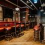 Gemütliches Pub-Ambiente im Trinity Pub Vienna in Wien – entspannen Sie in der Chesterfield Lounge unserer einladenden Irish Pub und Whiskey Bar.