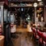 Gemütliches Pub Ambiente im Trinity Pub Vienna in Wien – Ihre gemütliche Bar mit Chesterfield Lounge für exklusive Getränke, Bier und Cocktails.