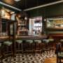 Der stilvolle Thekenbereich im Trinity Pub Vienna in Wien – genießen Sie gemütliches Pub-Ambiente und eine exklusive Getränkeauswahl an der Bar.