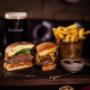 Frischer Burger mit Pommes und einem kühlen Guinness im Trinity Pub Vienna – Ihr gemütliches Irish Pub mit warmer Küche in Wien.