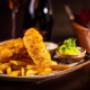 Knusprige Fish and Chips im Trinity Pub Vienna in Wien – bestes Irish Pub Essen in unserer gemütlichen Bar mit warmer Küche.