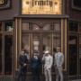 Außenansicht des Trinity Pub Vienna in Wien: Stilvolle Herren im Peaky Blinders Style vor dem urigen Irish Pub und der exklusiven Whiskey Bar.