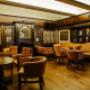 Gemütliches Pub Ambiente in der Chesterfield Lounge des Trinity Pub Vienna – Ihre stilvolle Whiskey Bar in Wien für exklusive Getränke.