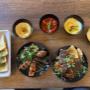 Vielfältige mediterrane Mezze-Platte im Restaurant Billroth Wien. Frischer Hummus, hausgemachte Dips, Tabbouleh-Salat, gefüllte Weinblätter und Grillspezialitäten perfekt zum Teilen im 19. Bezirk.
