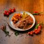 Klassischer Wiener Zwiebelrostbraten mit knusprigen Röstzwiebeln, Bratkartoffeln und Fächergurke im Restaurant Billroth in Wien. Traditionelle Hausmannskost auf höchstem Niveau im 19. Bezirk.